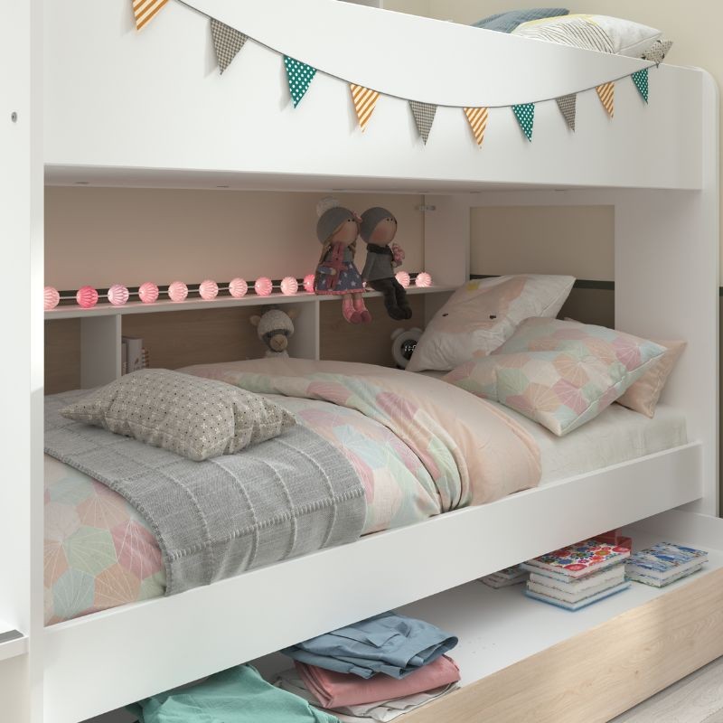 Dormitorio infantil con litera alta, escritorio inferior y escalera-li.