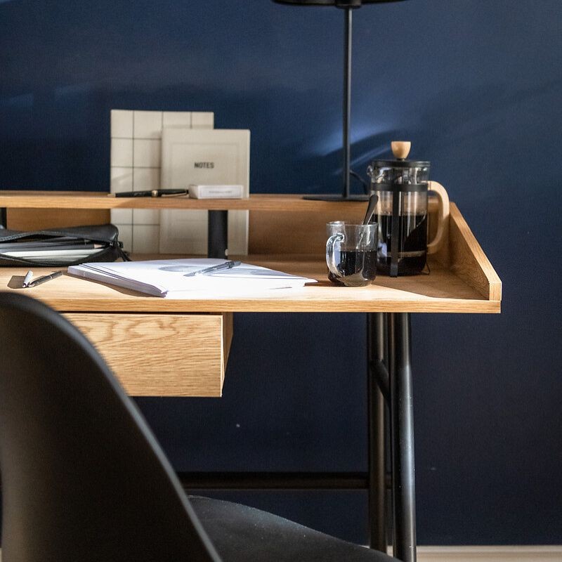 Detalle ambiente 2 de Mesa Escritorio Industrial Josan Con Cajón Roble y Negro