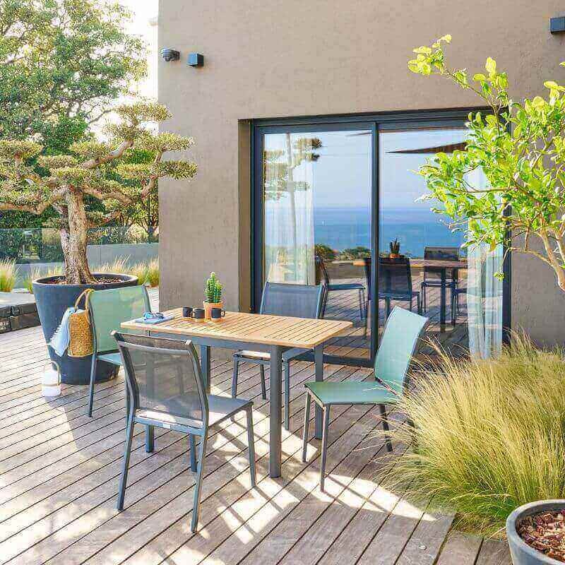 Silla Exterior Essentia Apilable Color Gris Antracita_Ambiente