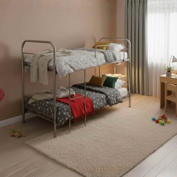 Habitación con litera metálica