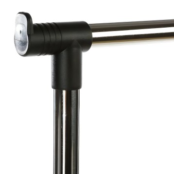 Detalle de soporte de barra negra con pomo plateado y varilla metal cromada para cortinero