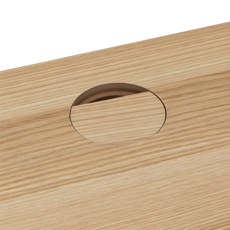 Detalle de asa ovalada en madera clara de superficie de mueble