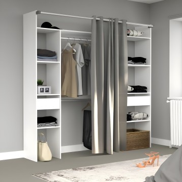 Armario modular blanco con estantes y barras de ropa con cortinas grises en ambiente de dormitorio