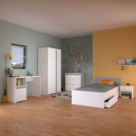 Dormitorio infantil completo con cama blanca y cajones y armario coordinado en ambiente con paredes verdes y amarillas
