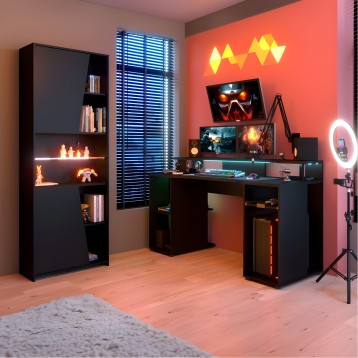 Escritorio gaming negro con luces LED y estantería vertical negra con iluminación en ambiente de habitación