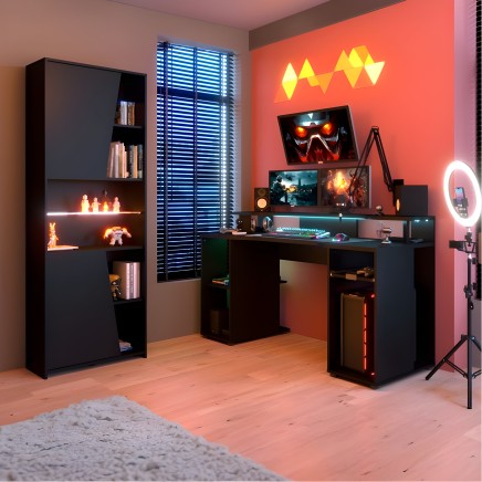 Escritorio gaming negro con luces LED y estantería vertical negra con iluminación en ambiente de habitación