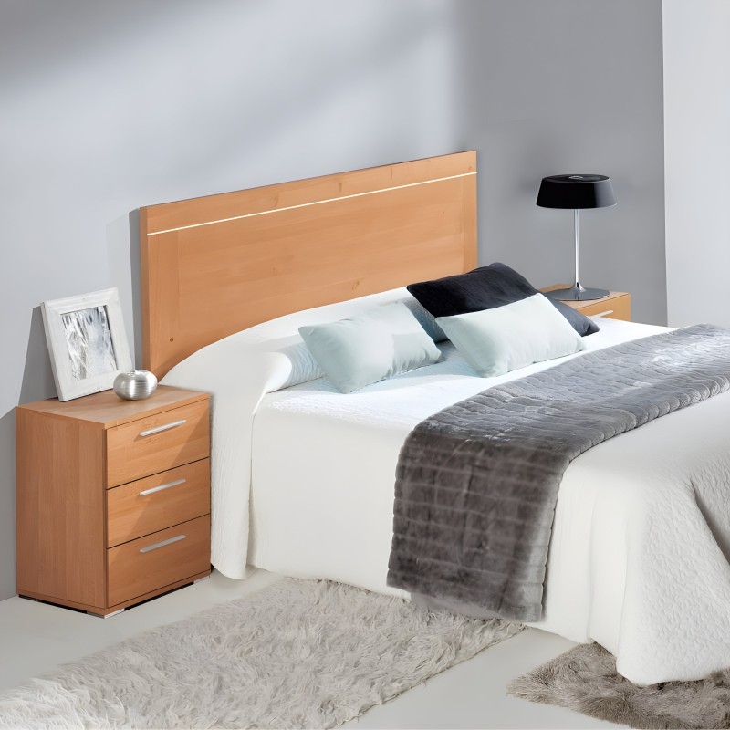 Cama de madera clara con cabecero rectangular y detalles lineales blancos acompañada de mesita de noche de tres cajones