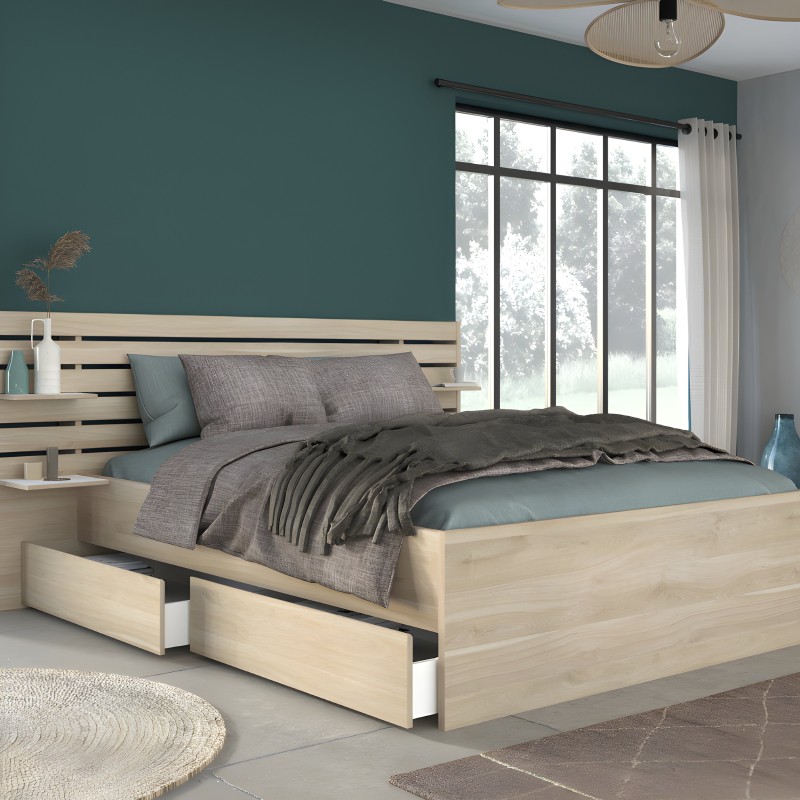 Cama de madera clara con cabecero de listones y cajones de almacenamiento en ambiente de dormitorio moderno