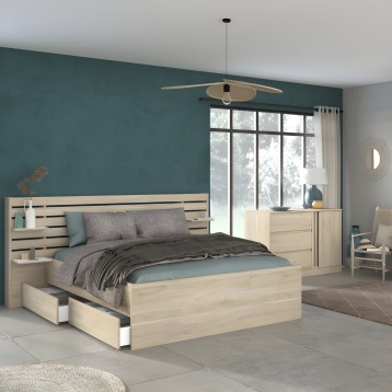 Cama de madera clara con cabecero de listones y cajones de almacenamiento en dormitorio moderno con pared verde oscuro