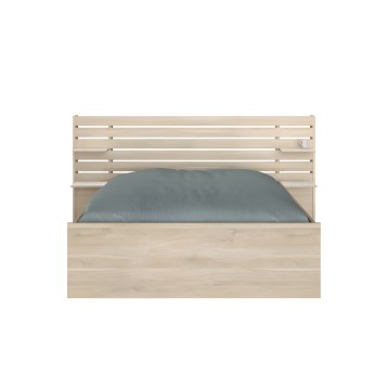 Cama de madera clara con cabecero de listones horizontales y almohada azul grisácea