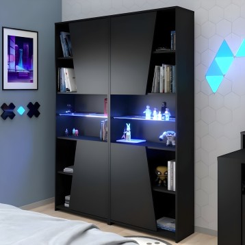Mueble vitrina negro con puertas correderas y estantes con iluminación LED azul en ambiente de dormitorio moderno