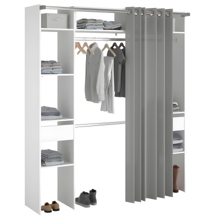 Armario abierto blanco y gris con estantes y barras de ropa con cortinas grises y ropa colgada