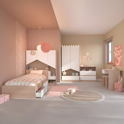 Habitación infantil con cama dosel blanca y madera tono natural con doseles decorativos y armario a juego en tonos rosa y beige
