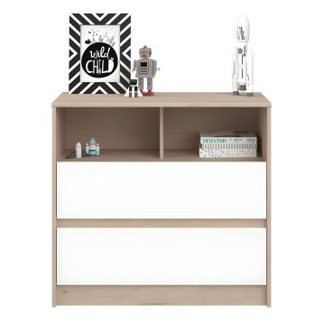 Cómoda infantil madera natural con dos cajones blancos y estantes abiertos decorada con juguetes