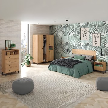 Dormitorio completo en madera natural con cama de cabecero tapizado y armario de puertas abatibles en ambiente tropical
