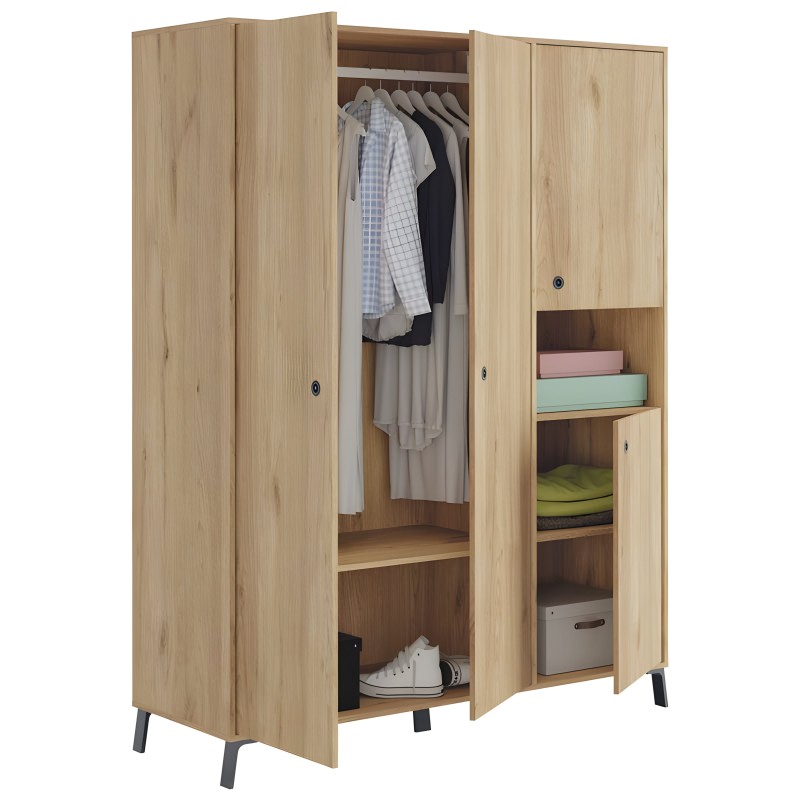 Armario de madera clara con puertas abatibles y perchas para ropa y estantes con textiles y accesorios
