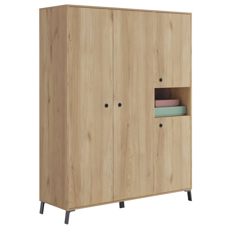 Armario de madera clara con puertas abatibles y nicho abierto con textiles de colores rosa y verde