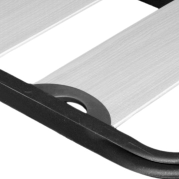 Detalle de asa curva en negro y asiento tapizado gris claro de silla moderna