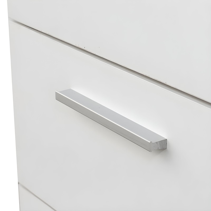 Tirador de aluminio plateado en detalle sobre puerta blanca