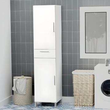 Armario de baño blanco con puertas y cajones en ambiente de cuarto de baño con azulejos grises