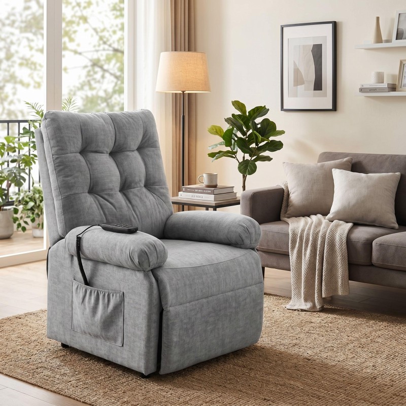 Sillón reclinable gris claro con respaldo acolchado y reposapiés elevable en ambiente de sala de estar