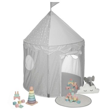 Carpa infantil tipo castillo gris claro con banderín y ventanas decorativas junto a juguetes y alfombra