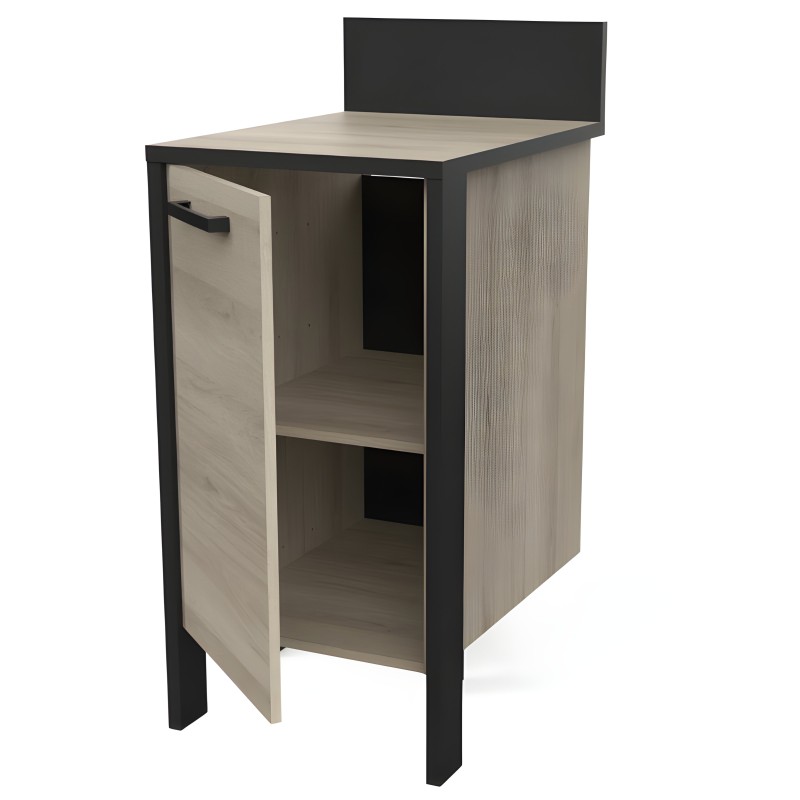 Mueble auxiliar bajo con estructura negra y frentes en madera clara y puertas abiertas mostrando estantes interiores