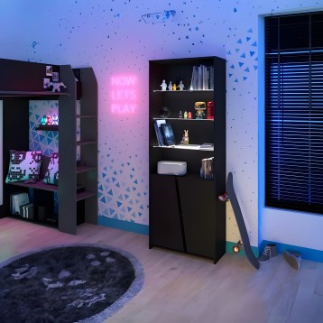 Estantería negra con múltiples compartimentos y baldas para libros y objetos decorativos en ambiente de habitación juvenil