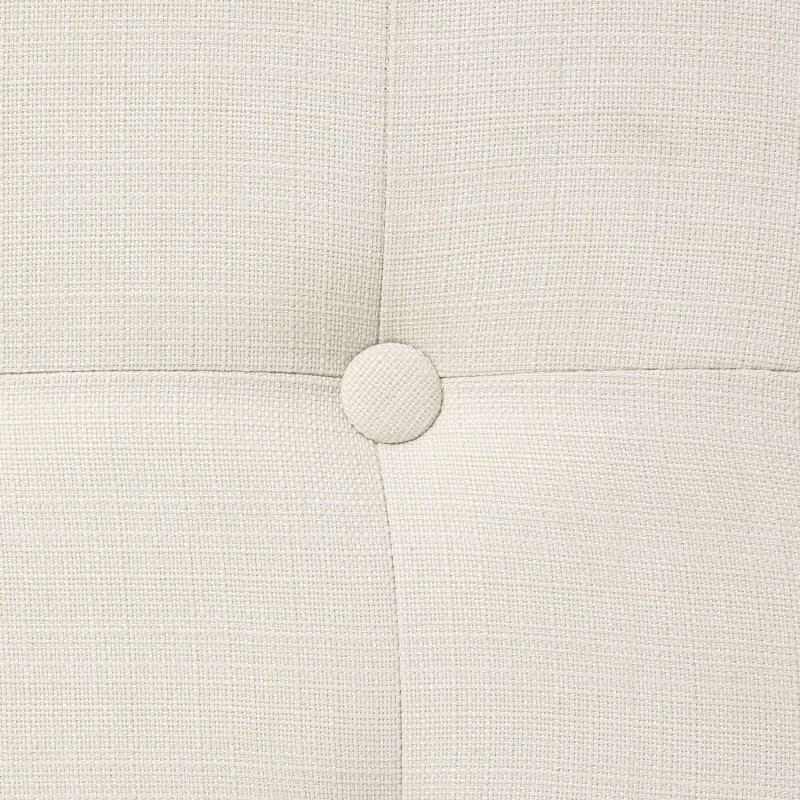 Detalle de tapizado beige claro con botón central y costura decorativa en relieve