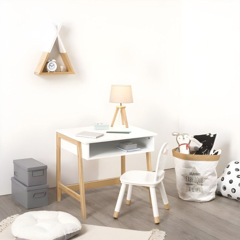 Escritorio infantil blanco y madera con estante abierto y silla a juego en ambiente de dormitorio