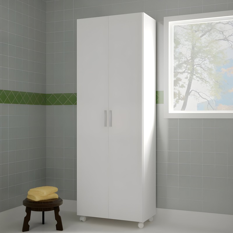 Armario blanco de dos puertas y asas metálicas en ambiente de baño con azulejos grises