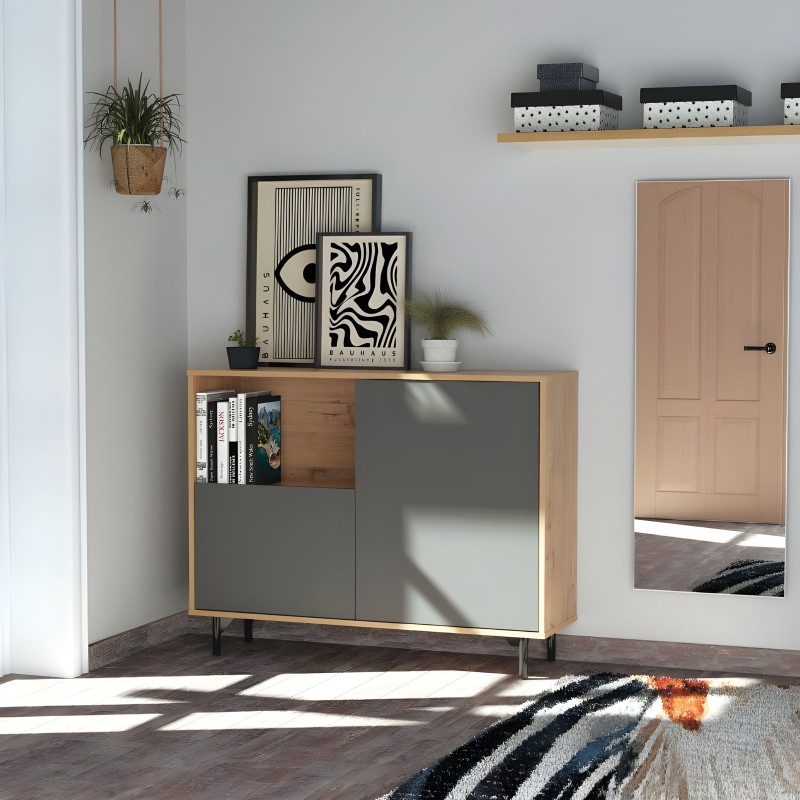 Mueble aparador de madera natural y frentes grises con estantería abierta y cerrada en ambiente de sala