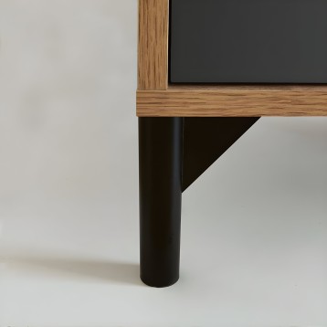 Detalle de pata cilíndrica negra y estructura de madera clara en mueble de TV moderno