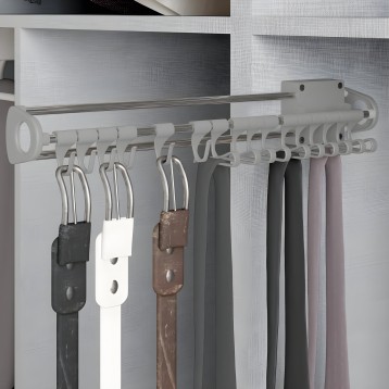 Corbatero organizador extensible color blanco con anillas y soportes de montaje mural mostrando cortinas colgadas en diferentes 