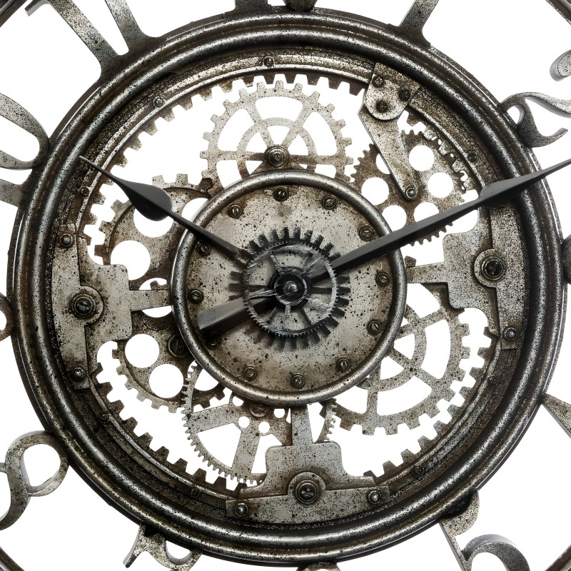 Reloj de pared estilo industrial con engranajes metálicos plateados y efecto envejecido vista frontal