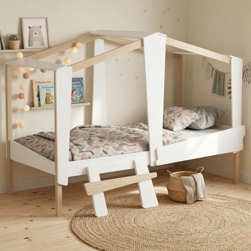 Cama infantil dosel madera natural y blanco con almohadas y ropa de cama estampada