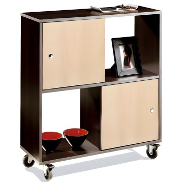 Mueble auxiliar con estructura marrón oscuro y puertas correderas beige con ruedas y estantes abiertos