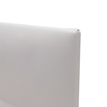 Detalle de cabecero tapizado en blanco con textura acolchada y diseño de esquina redondeada