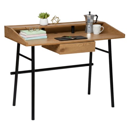 Escritorio de madera natural con cajón y repisa trasera patas metálicas negras y estante superior