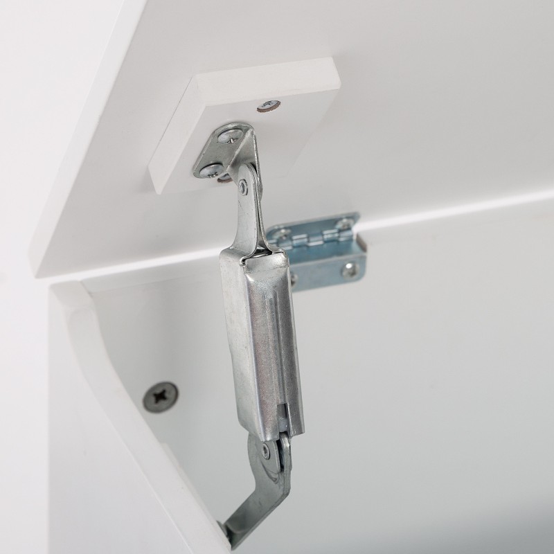 Detalle de bisagra metálica plateada en mueble blanco con cierre amortiguado