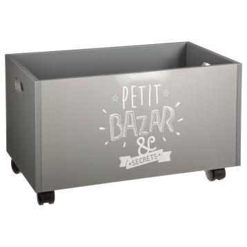 Baúl de almacenamiento gris con ruedas y texto decorativo Petit Bazar & Secrets en blanco