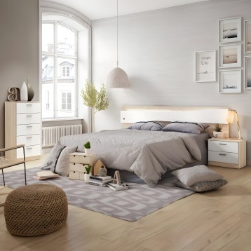 Cama matrimonial con cabecero blanco y estructura madera clara en dormitorio moderno y luminoso