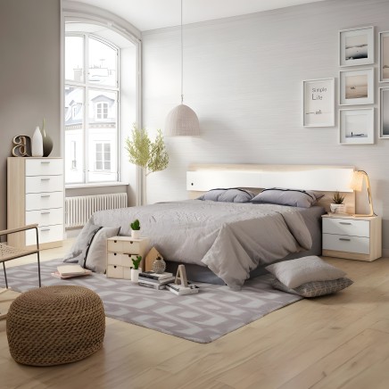 Cama matrimonial con cabecero blanco y estructura madera clara en dormitorio moderno y luminoso