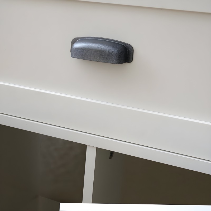 Detalle de tirador metálico gris oscuro en mueble blanco con puertas color madera
