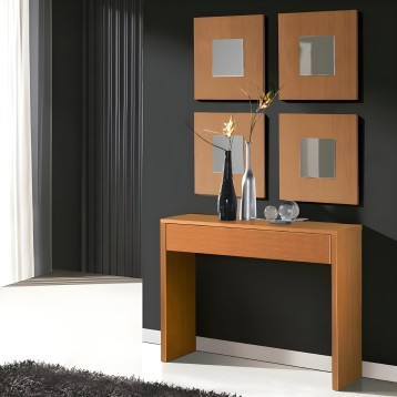 Consola de madera clara con cajón y patas geométricas en ambiente con espejos cuadrados de madera y pared gris oscuro