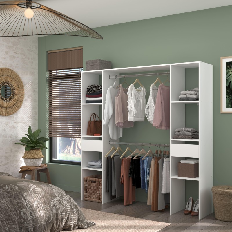 Armario abierto blanco con barras de ropa y estantes con prendas y accesorios en dormitorio con paredes verde salvia