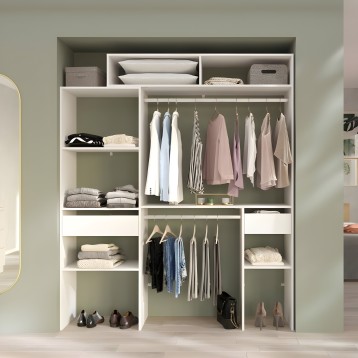 Armario empotrado blanco y gris con estantes y barras para colgar ropa y accesorios