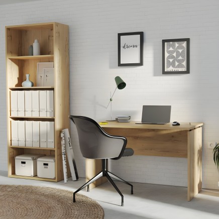 Estantería modular de madera natural con múltiples compartimentos y cubos de almacenamiento en ambiente de oficina