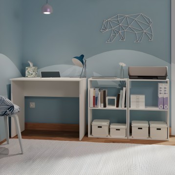 Escritorio blanco con panel frontal azul y estanterías abiertas con cajas de almacenaje en ambiente de dormitorio