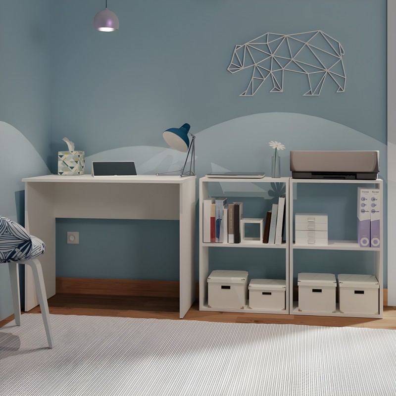 Escritorio blanco con panel frontal azul y estanterías abiertas con cajas de almacenaje en ambiente de dormitorio